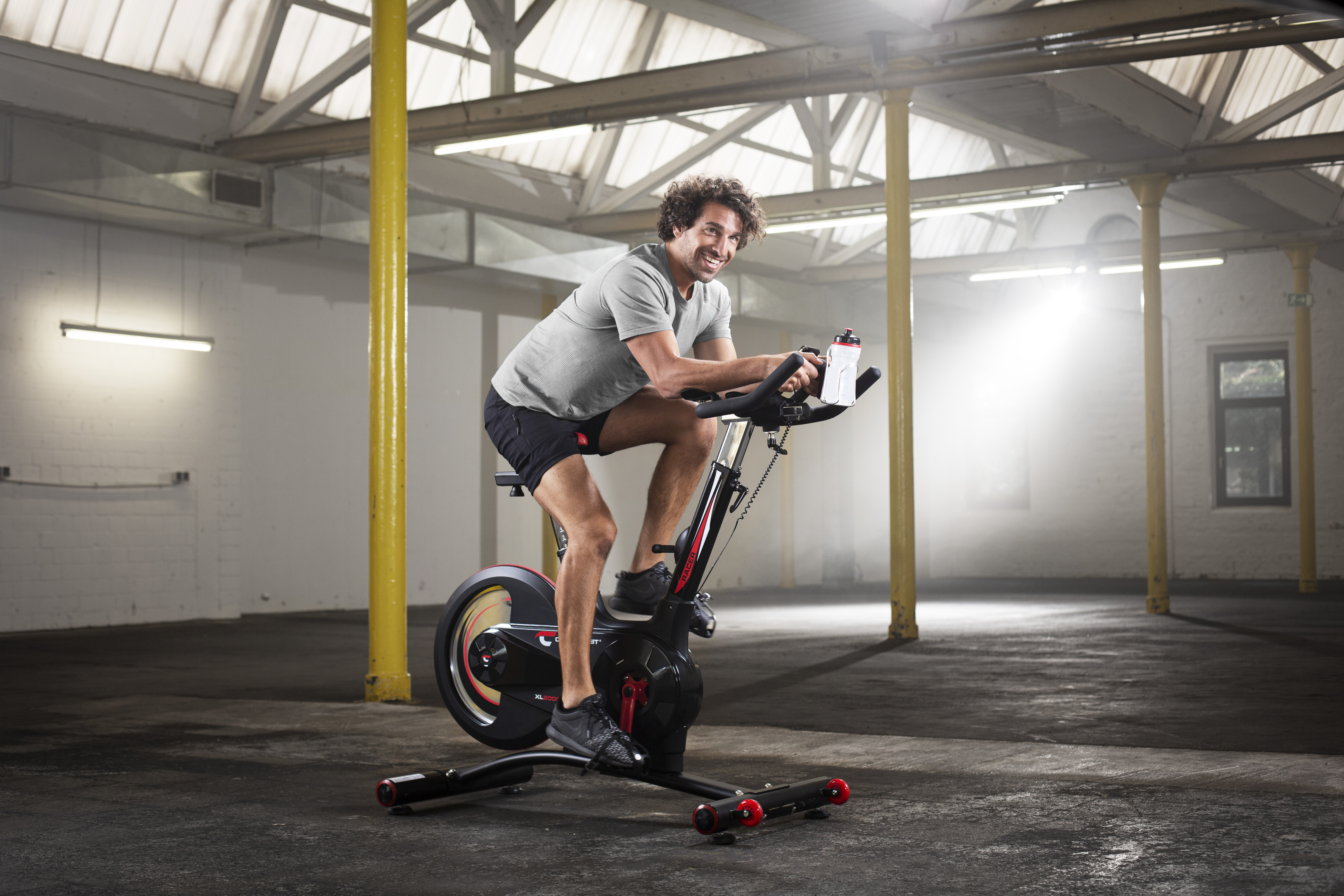Power Training mit Indoor-Cycling: eine der Sportaktivitäten, die die Kalorienverbrennung am meisten fördert.